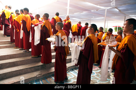 I monaci buddisti in attesa di benedizioni dal Dalai Lama Bylakuppe Karnataka India Foto Stock