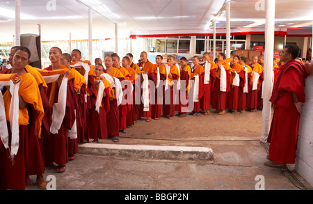 I monaci buddisti in attesa di benedizioni dal Dalai Lama Bylakuppe Karnataka India Foto Stock