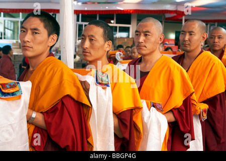 I monaci buddisti in attesa di benedizioni dal Dalai Lama Bylakuppe Karnataka India Foto Stock