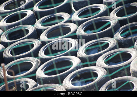 Un sacco di vecchi pneumatici oggetto di dumping in una discarica Foto Stock