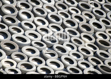 Un sacco di vecchi pneumatici oggetto di dumping in una discarica Foto Stock