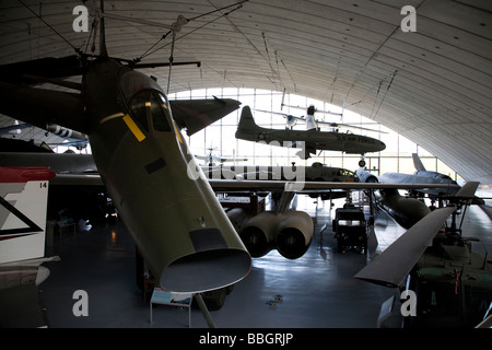 Imperial War Museum di Duxford Cambridge contenente una vastissima selezione di mondi aerei e anche una pista di atterraggio per aerei di lavoro, Inghilterra Foto Stock