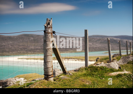 Vecchia staccionata in legno post su rupi costiere, Isle of Harris, Ebridi Esterne, Scozia Foto Stock