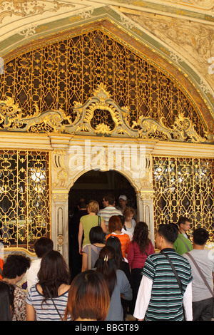 Istanbul Turchia il palazzo di Topkapi e turisti entrare il gate di Salutations costruito nel 1524 al palazzo di benvenuto ai visitatori Foto Stock