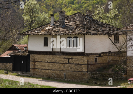 Bojentzi, distretto di Gabrovo, vecchia casa bulgara tradizionale, Kushta dvata shtrausa, penisola balcanica, Bulgaria Foto Stock