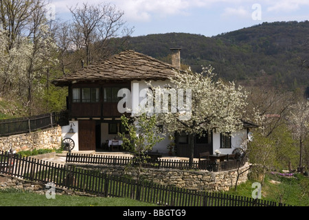 Bojentzi villaggio vicino Gabrovo, Kushta dvata shtrausa, vecchia casa tradizionale bulgara, penisola balcanica, Bulgaria Foto Stock