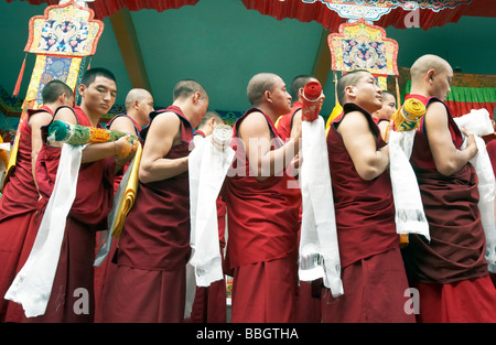 I monaci buddisti in attesa di benedizioni dal Dalai Lama Bylakuppe Karnataka India Foto Stock