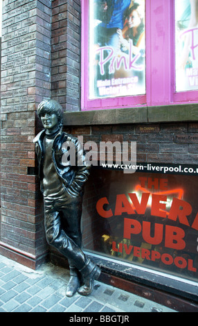 Liverpool;i Beatles;l'Antro Pub;Mathew Street;scultura di un Beatle appoggiata contro il muro della fama; Foto Stock