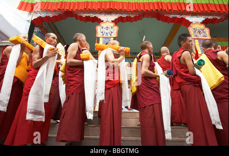 I monaci buddisti in attesa di benedizioni dal Dalai Lama Bylakuppe Karnataka India Foto Stock