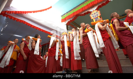 I monaci buddisti in attesa di benedizioni dal Dalai Lama Bylakuppe Karnataka India Foto Stock