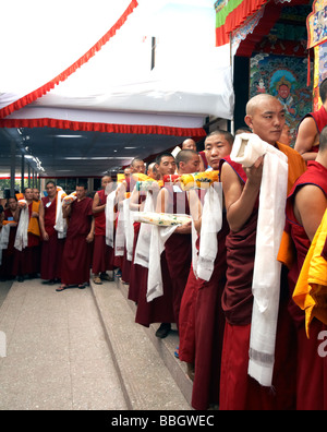 I monaci buddisti in attesa di benedizioni dal Dalai Lama Bylakuppe Karnataka India Foto Stock