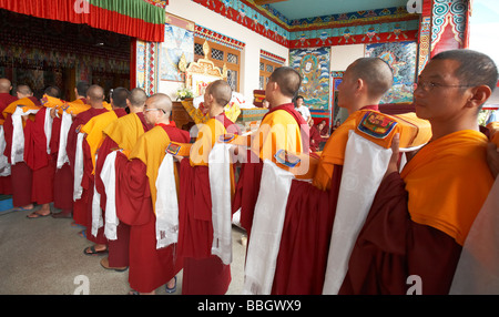 I monaci buddisti in attesa di benedizioni dal Dalai Lama Bylakuppe Karnataka India Foto Stock