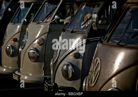 VW camper a Brighton Breeze, sul lungomare di Brighton. Foto Stock