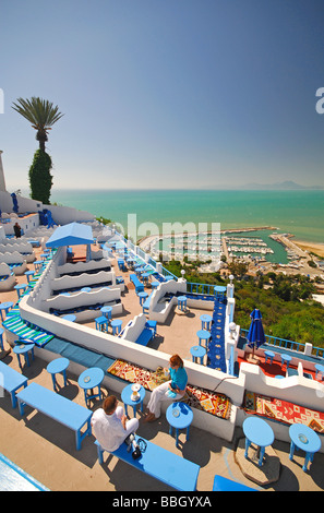 Tunisi, Tunisia. Una giovane coppia in un cafe' con terrazza nel villaggio sulla collina di Sidi Bou Said al di fuori di Tunisi. 2009. Foto Stock