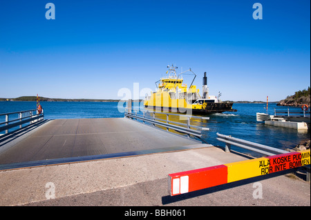 Traghetto che collega le isole di Turunmaa arcipelago del Mar Baltico Finlandia Foto Stock