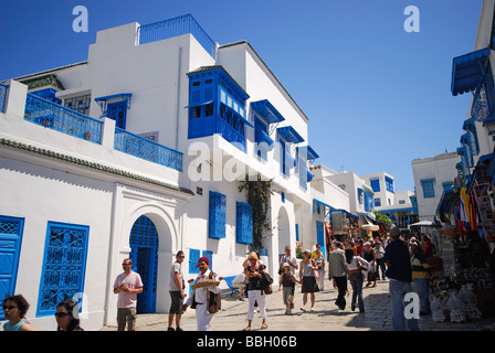 Tunisi, Tunisia. Una scena di strada nel villaggio di Sidi Bou Said al di fuori di Tunisi. 2009. Foto Stock