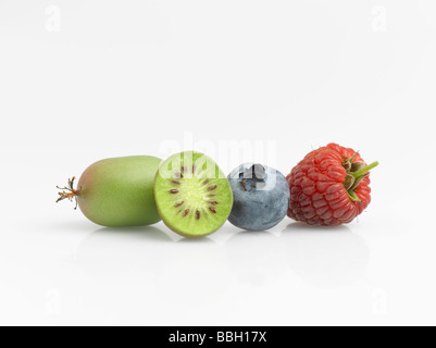 Hardy kiwi frutta mirtillo e lampone su sfondo bianco Foto Stock