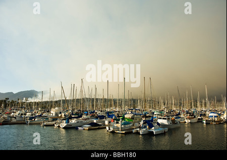 Santa Barbara in California dal fumo Jesusita fire galleggiano per Santa Barbara come visto dal porto Mercoledì 6 Maggio 2009 Foto Stock