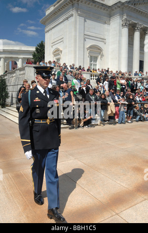 Cambio della guardia presso la tomba del Milite Ignoto al cimitero di Arlington Arlington Virginia STATI UNITI D'AMERICA Foto Stock