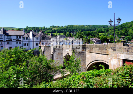 Vista verso il ponte sul fiume Dee in Llangollen Foto Stock