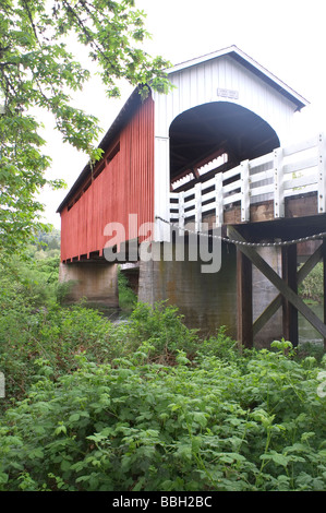 Currin coperto ponte sopra il fiume di riga di un traliccio di Howe ponte costruito in Cottage Grove Oregon Foto Stock