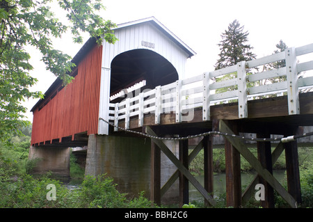 Currin coperto ponte sopra il fiume di riga di un traliccio di Howe ponte costruito in Cottage Grove Oregon Foto Stock