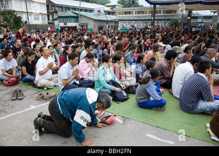 Rifugiati tibetani di ascolto il Dalai Lama e la sua dottrina. McLeod Ganj. Dharamsala. Himachal Pradesh. India Foto Stock