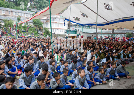I giovani studenti di ascolto il Dalai Lama e la sua dottrina. McLeod Ganj. Dharamsala. Himachal Pradesh. India Foto Stock