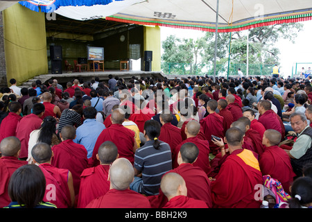 Rifugiati tibetani di ascolto il Dalai Lama e la sua dottrina. McLeod Ganj. Dharamsala. Himachal Pradesh. India Foto Stock