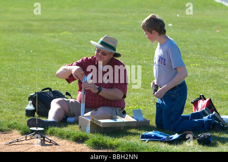 Padre e figlio di preparare il lancio di un razzo di modello per la scienza dell'educazione a Boise Idaho Foto Stock