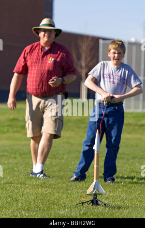 Padre e figlio il lancio di un razzo di modello per la scienza dell'educazione a Boise Idaho Foto Stock