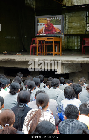 Rifugiati tibetani di ascolto il Dalai Lama e la sua dottrina. McLeod Ganj. Dharamsala. Himachal Pradesh. India Foto Stock