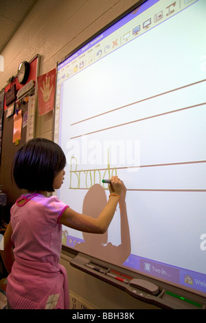 Kindergarten agli studenti di utilizzare una lavagna interattiva in aula di una scuola pubblica a Boise Idaho USA MR Foto Stock