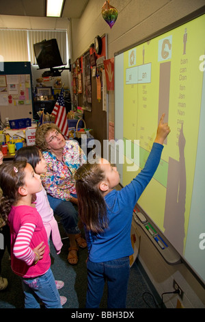 Kindergarten agli studenti di utilizzare una lavagna interattiva in aula di una scuola pubblica a Boise Idaho USA MR Foto Stock