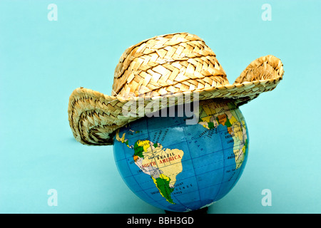 Cappello di paglia sulla sommità di un piccolo mondo globe Foto Stock