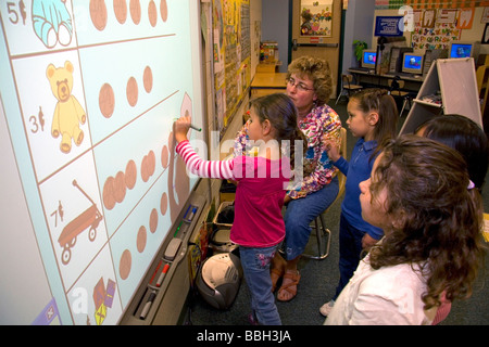 Kindergarten agli studenti di utilizzare una lavagna interattiva in aula di una scuola pubblica a Boise Idaho USA MR Foto Stock