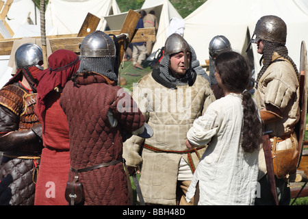 Re emanazione di una vita medievale e la battaglia al castello di Ogrodzieniec, Polonia. Foto Stock