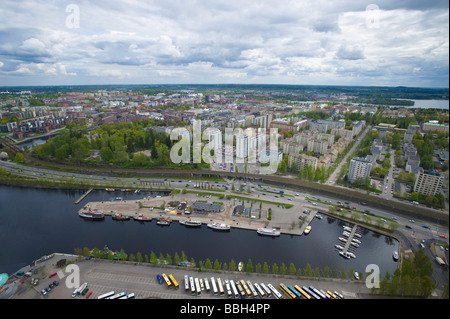 Vista aerea della città da Nasinneula torre di osservazione a Tampere in Finlandia Foto Stock