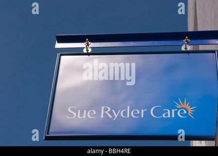 Un segno al di fuori di una Sue Ryder Care carità shop store del Regno Unito Foto Stock