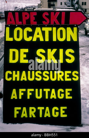 Attrezzatura di sci, noleggio sci, Le Massif des Grandes Rousses, Alpe d'Huez, Isere Department, Rhone-Alpes, Francia, Europa Foto Stock