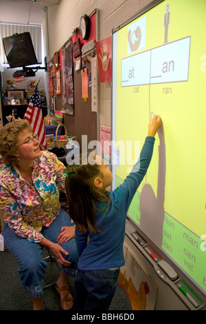 Kindergarten agli studenti di utilizzare una lavagna interattiva in aula di una scuola pubblica a Boise Idaho USA MR Foto Stock