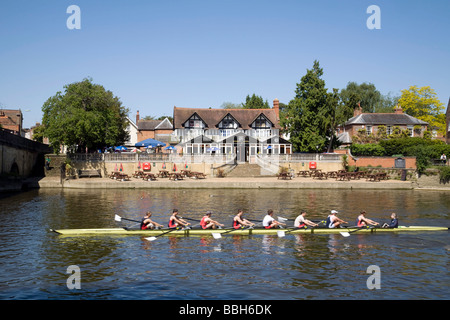 Una barca a remi otto equipaggi sul fiume Tamigi di fronte al Boathouse pub ristorante, a Wallingford, Oxfordshire, Regno Unito Foto Stock