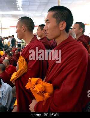 I monaci buddisti in attesa di benedizioni dal Dalai Lama Bylakuppe Karnataka India Foto Stock