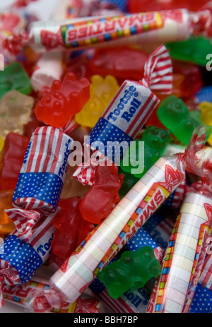 Bandiera americana Tootsie rotoli e Smarties e Gummy Bears Candy vendite nella U S è rimasta forte nonostante un attraverso la scheda Foto Stock