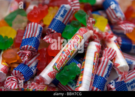 Bandiera americana Tootsie rotoli e Smarties e Gummy Bears Candy vendite nella U S è rimasta forte nonostante un attraverso la scheda Foto Stock
