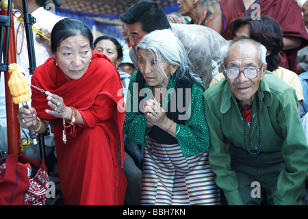 Anziani del popolo tibetano in preghiera Bylakuppe Karnataka India Foto Stock