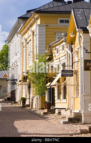 Street view nella storica Città Vecchia di Porvoo Finlandia Foto Stock