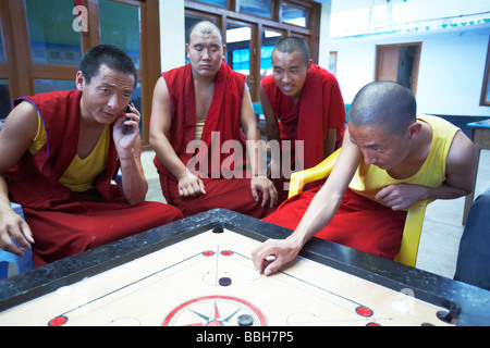 I monaci buddisti giocando Carrom Bylakuppe Karnataka India Foto Stock