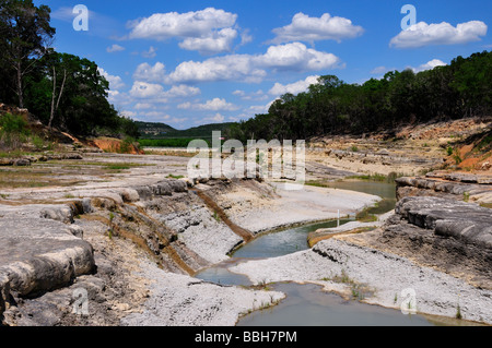 Un canale del fiume scavata nel calcare in Texas Hill Country, STATI UNITI D'AMERICA. Foto Stock