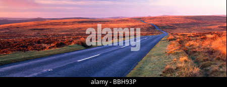 Strada a Dartmoor Devon, Regno Unito all'alba Foto Stock